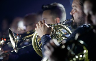 zbliżenie boczne na muzyków grających na instrumentach dętych blaszanych