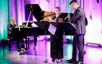 mężczyzna grający na fortepianie, kobieta i mężczyzna grający na fletach poprzecznych