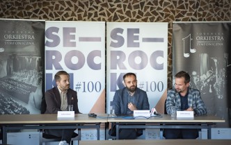 trzech mężczyzn siedzących przy stole