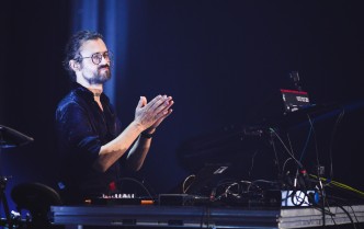 mężczyzna bijący brawa