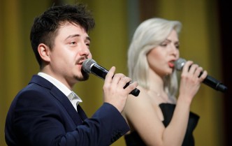 zbliżenie na kobietę i mężczyznę śpiewających do mikrofonu