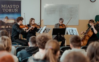 mężczyźni i kobiety grający na istrumentach smyczkowych