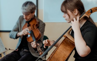 mężczyzna grający na altówce i kobieta grająca na wiolonczeli