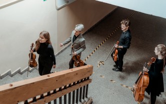 idący muzycy, trzymający instrumenty smyczkowe