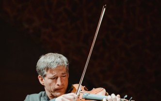 mężczyzna grający na skrzypcach