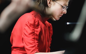 siedząca dziewczyna w czerwonej sukni