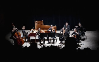 kobiety i mężczyźni grający na instrumentach dawnych