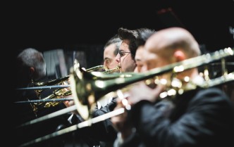 mężczyźnie krający na puzonach