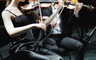 kobieta i mężczyzna grający na skrzypcach
