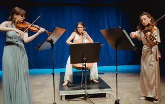 trzy kobiety grające na instrumentach smyczkowych