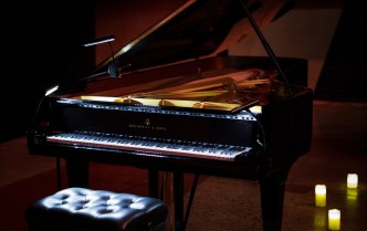 fortepian - widok od strony klawiatury