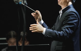 dyrygent z uniesioną ręka