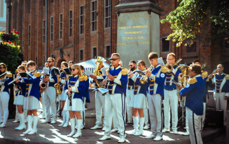 grupa osób grająca instrumentach dętych