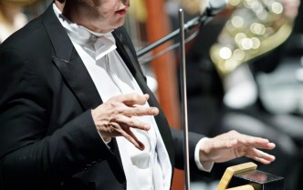 mężczyzna grający na thereminie