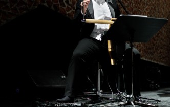 mężczyzna grający na thereminie