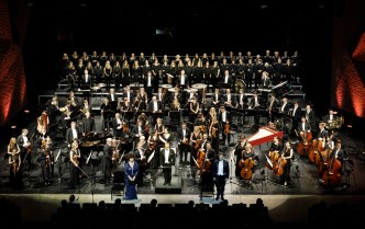 orkiestra i chów na scenie