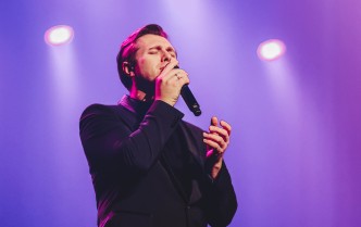 mężczyzna śpiewający do mikrofonu