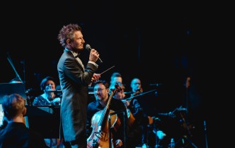 mężczyzna mówiący do mikrofonu