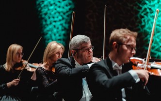 czetery osoby grające na skrzypcach