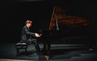 mężczyzna grający na fortepianie