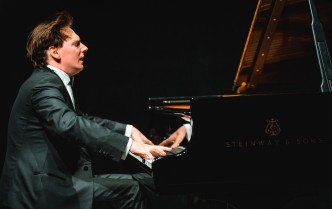 mężczyzna grający na fortepianie