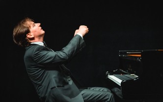 mężczyzna grający na fortepianie