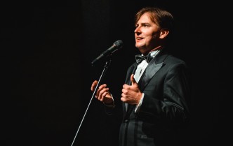 mężczyzna mówiący do mikrofonu