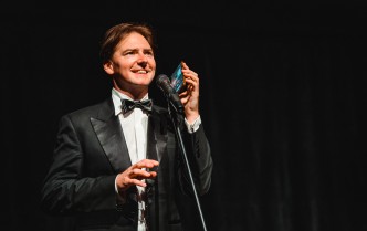 mężczyzna mówiący do mikrofonu