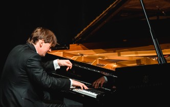 mężczyzna grający na fortepianie