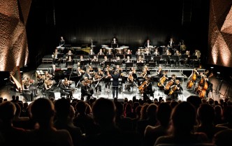w górnej części orkiestra znajdująca się na scenie, w dolnej zaciemniona widownia