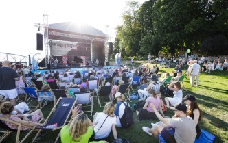 widok na scenę zza publiczności siedzącej na leżakach