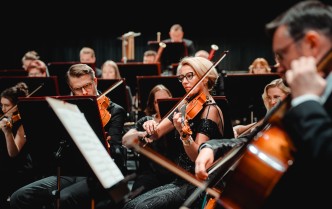 osoby grające na instrumentach smyczkowych