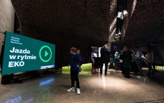 telebim z wyświetlaną grafiką i napisem Jazda w rytmie EKO