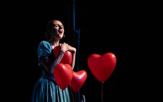 kobieta i balony serca