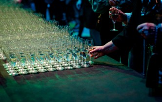 kieliszki z szampanem