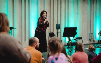 kobieta mówiąca do mikrofonu