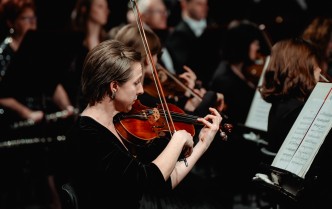 kobieta gra na skrzypcach