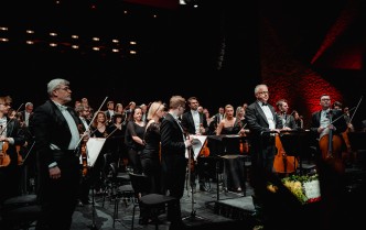 orkiestra stoi na scenie