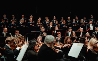 orkiestra i chór na scenie