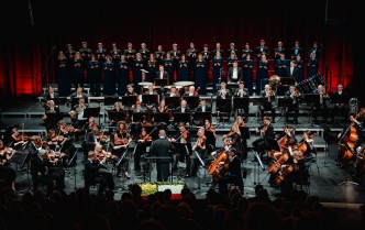 orkiestra i chór na scenie