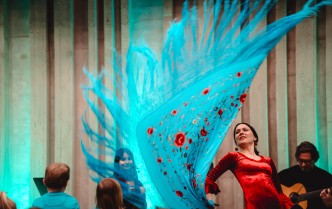 niebiesta chusta unosząca sie w powietrzu