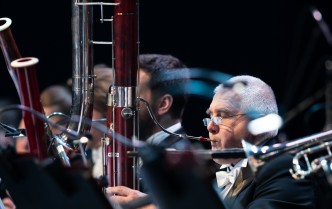 mężczyzna grający na kontrafagocie