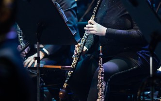 kobieta grająca na rożku angielskim