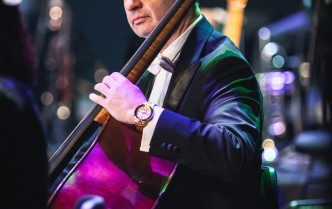 mężczyzna grający na kontrabasie