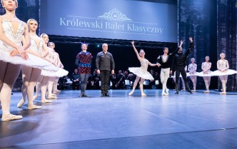 grupa baletnic w paczkach pomiędzy nimi baletnica i czterech meżczyzn