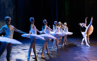 grupa baletnic w paczkach