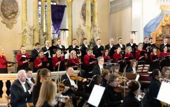 orkiestra i chór na scenie