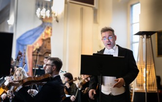 śpiewający mężczyzna