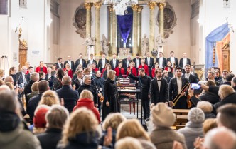 publiczność, orkiestra i chór