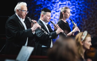 dwóch mężczyzn i kobieta grają na obojach